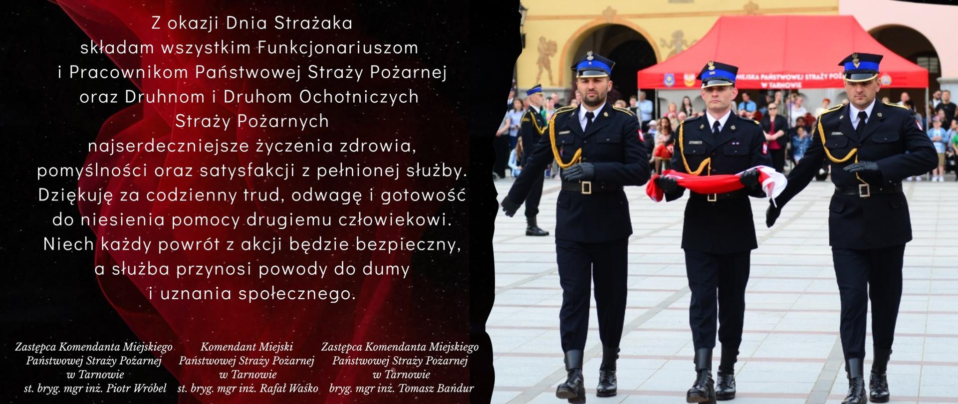 Poczet sztandarowy w galowych mundurach maszeruje z flagą Polski złożoną na rękach. W tle namiot Państwowej Straży Pożarnej.