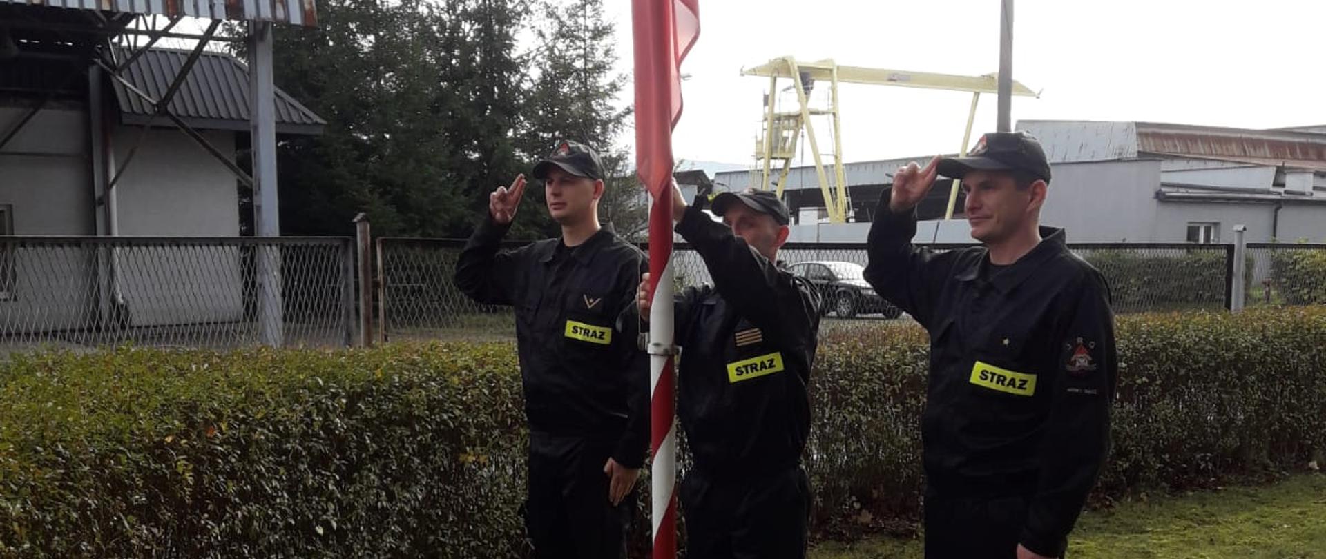 Poczet flagowy wciąga flagę na maszt.