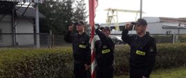 Poczet flagowy wciąga flagę na maszt