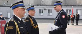 Łódzki komendant wojewódzki PSP w Łodzi w trakcie wręczania aktów odwołania i powołania na stanowisko