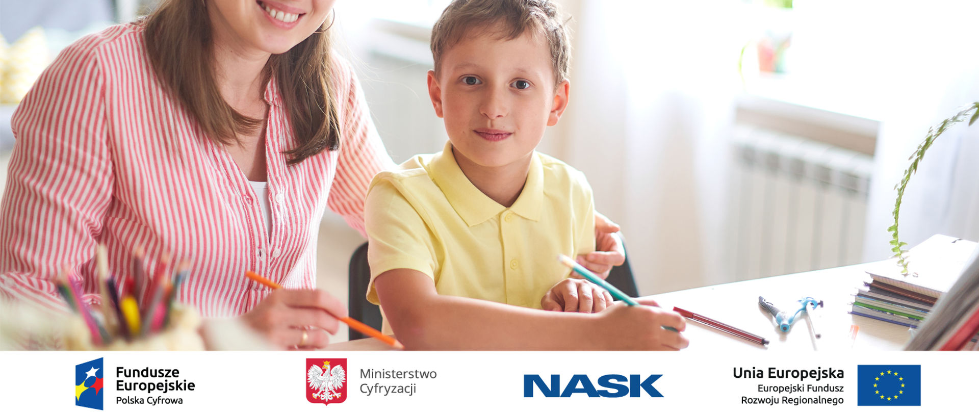 Na zdjęciu widzimy uśmiechniętą matkę z dzieckiem w pokoju. Na dole zdjęcia umieszczone są logotypy: Fundusze Europejskie. Polska Cyfrowa, Ministerstwo Cyfryzacji, NASK oraz Unia Europejska. Europejski Fundusz Rozwoju Regionalnego. 