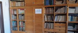 Biblioteka szkolna - widok regałów ze zbiorami bibliotecznymi nut i książek.