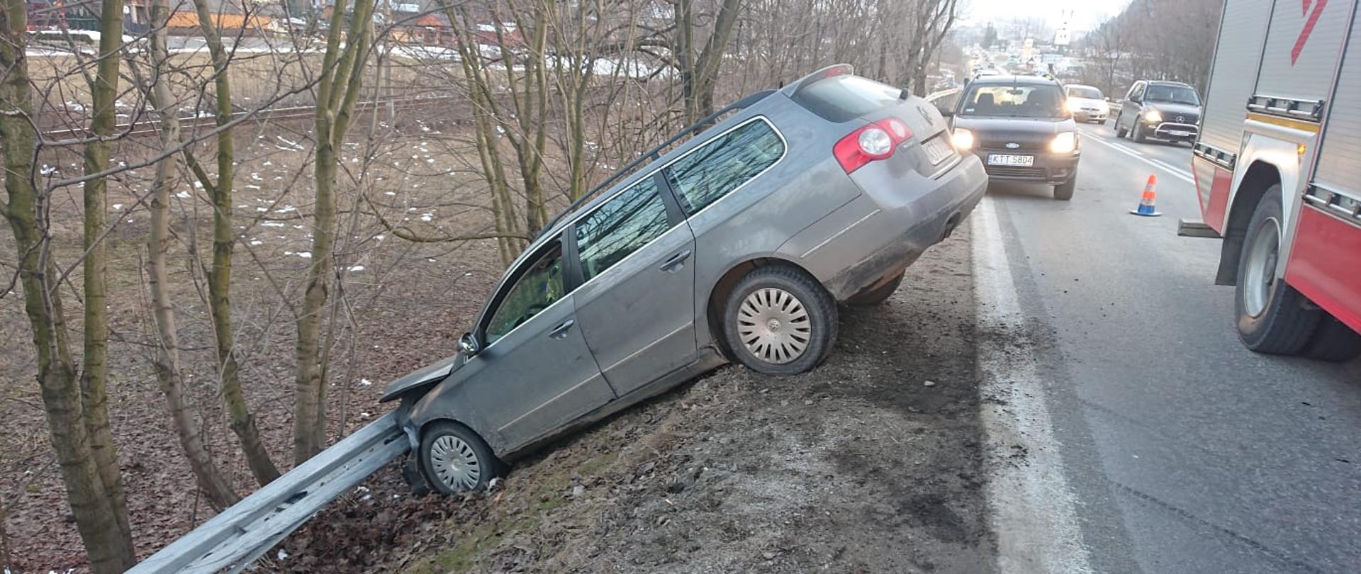 Biały Dunajec - samochód osobowy w rowie.