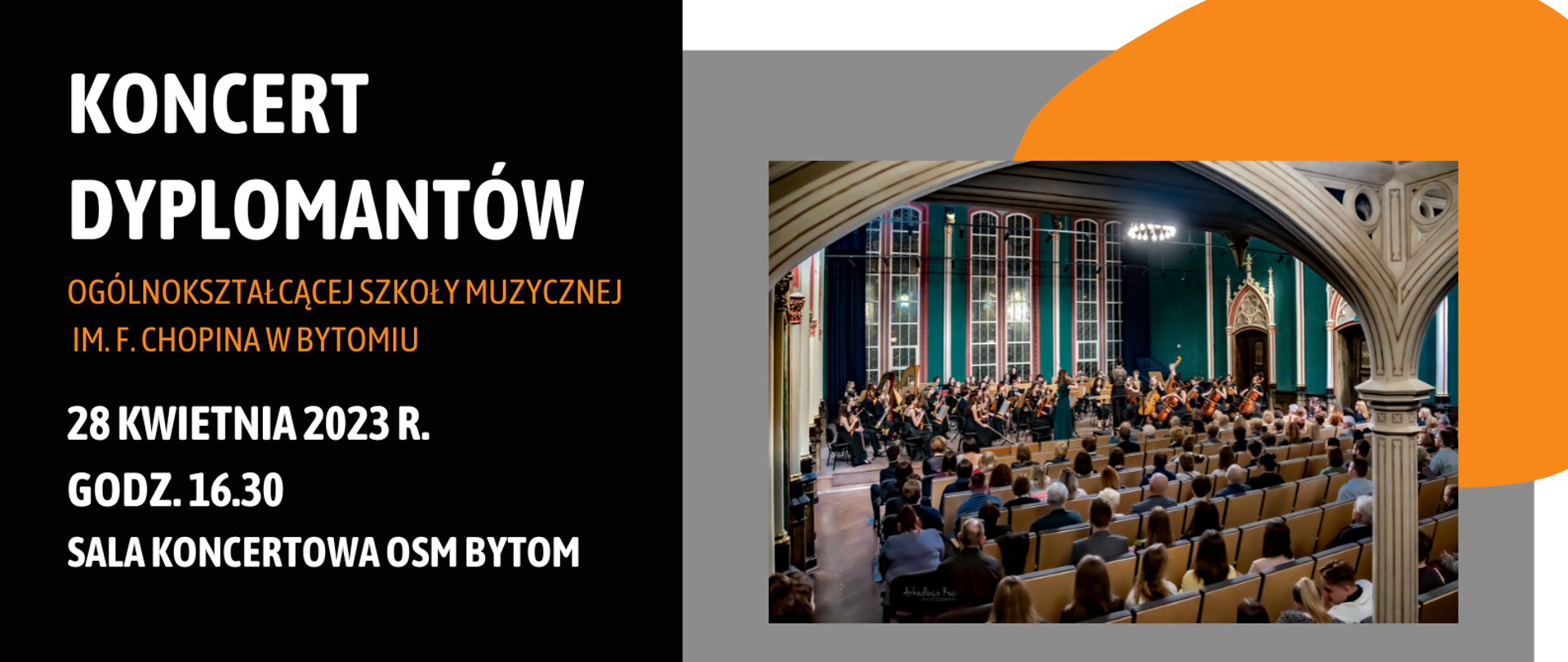 Plakat. Po lewej stronie na czarnym pionowym tle nazwa koncertu, data, dane teleadresowe szkoły oraz nazwiska występujących i prowadzących. Po prawej stronie na szarym tle w górnej części zdjęcie - koncert w sali koncertowej szkoły muzycznej w Bytomiu, występujący orkiestra szkolna; w dolnej części hasła dot. możliwości jakie daje szkoła artystyczna oraz logotypy szkoły.