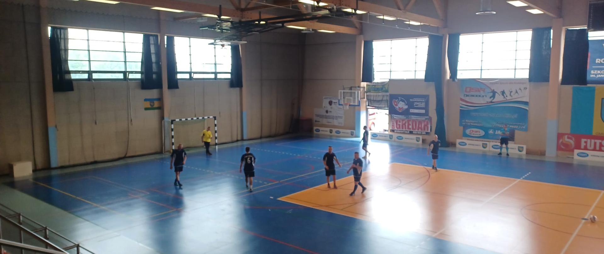 Na zdjęciu znajduje się sala sportowa na której graja piłkarze