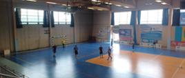 Na zdjęciu znajduje się sala sportowa na której graja piłkarze