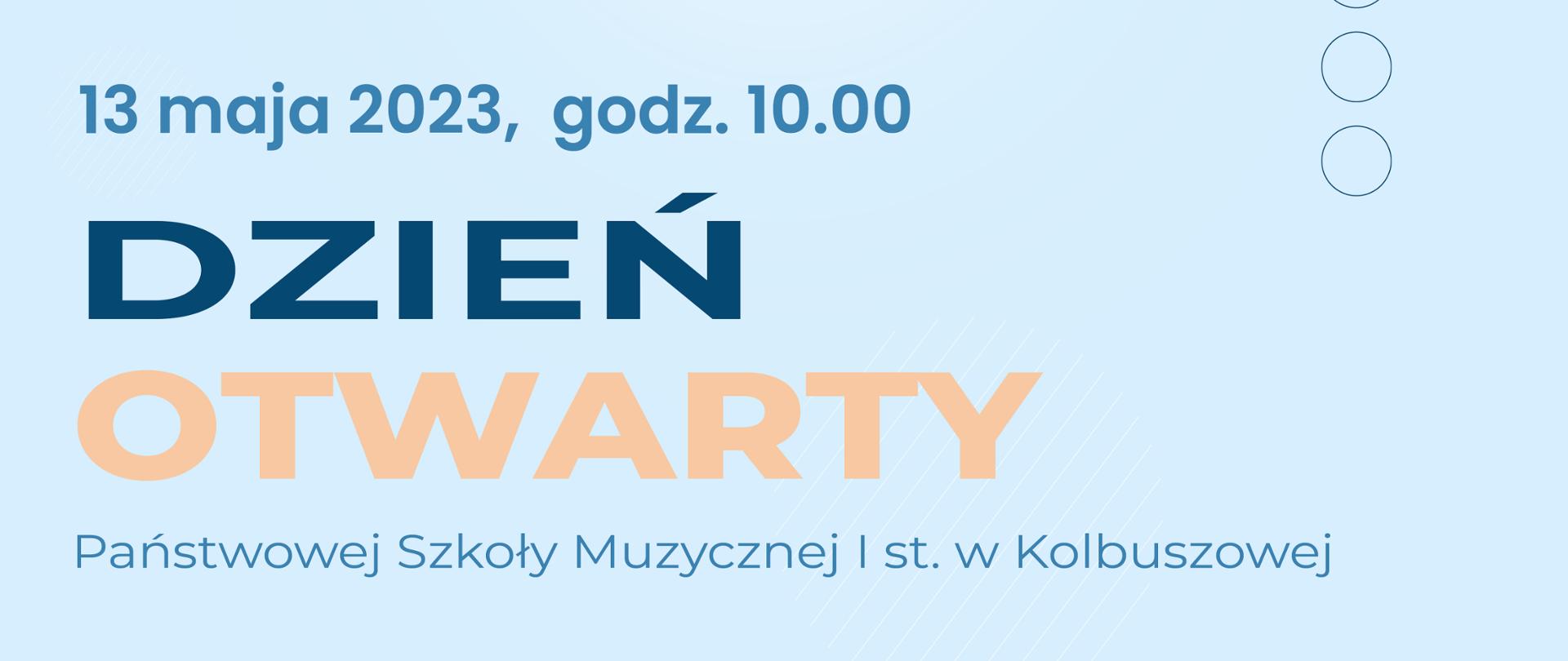 Plakat na błękitnym tle z informacją o dniu otwartym szkoły w kolorze niebieskim i jasnobrązowym. W górnej części widnieje zdjęcie budynku szkoły w okręgu. Po prawej stronie u góry jest logo szkoły.