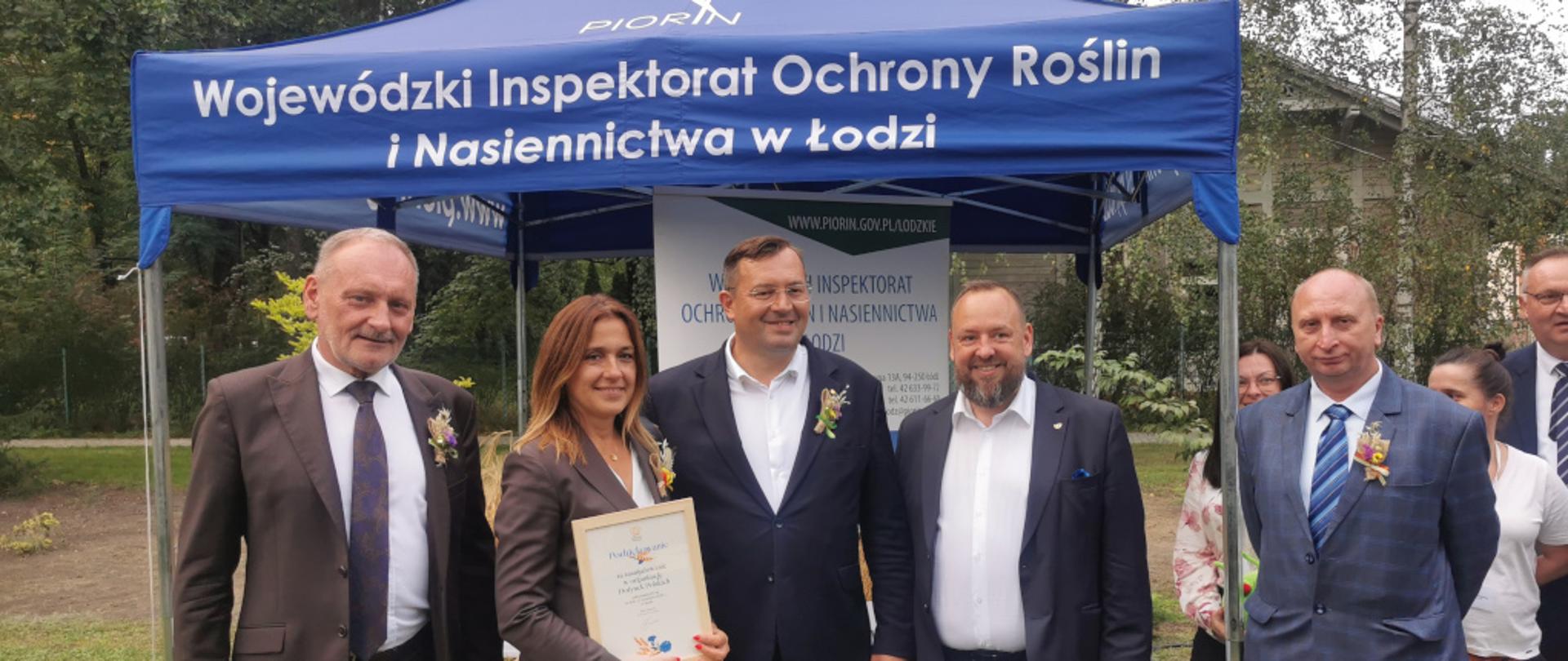 Pan Stefan Krajewski Minister Rolnictwa i Rozwoju Wsi wraz z Panią Magdaleną Makowską Główną Inspektor Ochrony Roślin i Nasiennictwai Panem Włodzimierzem Małeckim Łódzkim Wojewódzkim Inspektorem podczas odwiedzin stoiska