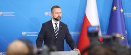 Wicepremier Władysław Kosiniak-Kamysz podczas konferencji prasowej w KPRM.