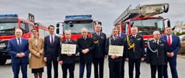 Zdjęcie przedstawia zaproszonych gości i obdarowanych komendantów OSP