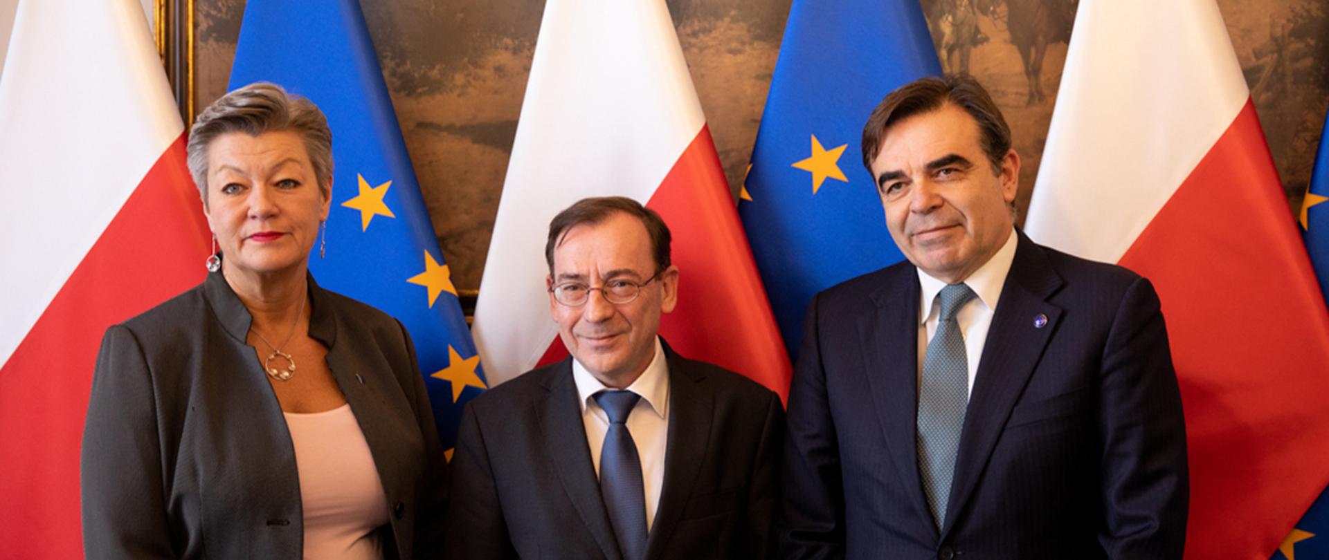 Mariusz Kamiński, minister spraw wewnętrznych i administracji, podczas spotkania z Margaritisem Schinasem, wiceprzewodniczącym Komisji Europejskiej oraz Ylvą Johansson, komisarzem do spraw wewnętrznych.
