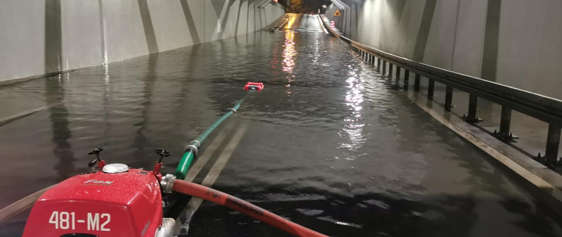 ULEWNE DESZCZE NAD POWIATEM KOŚCIAŃSKIM. Strażacy wypompowywali wodę z zalanych dróg, tuneli.