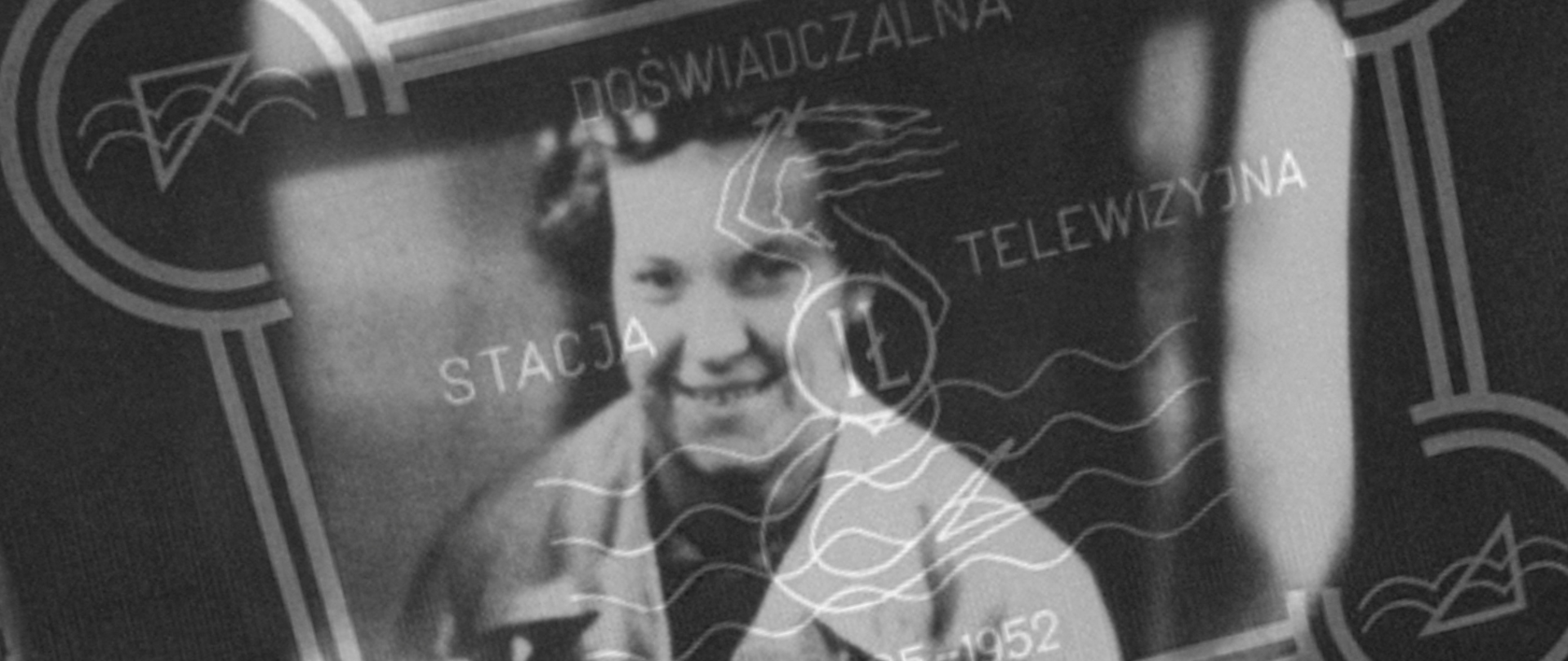 Ilustracja przedstawia zdjęcie ekranu telewizyjnego, na którym widoczna jest twarz Wandy Trzebuni. Na jego tle półprzezroczysta tablica sygnału wywoławczego Doświadczalnej Stacji Telewizyjnej Instytutu Łączności.