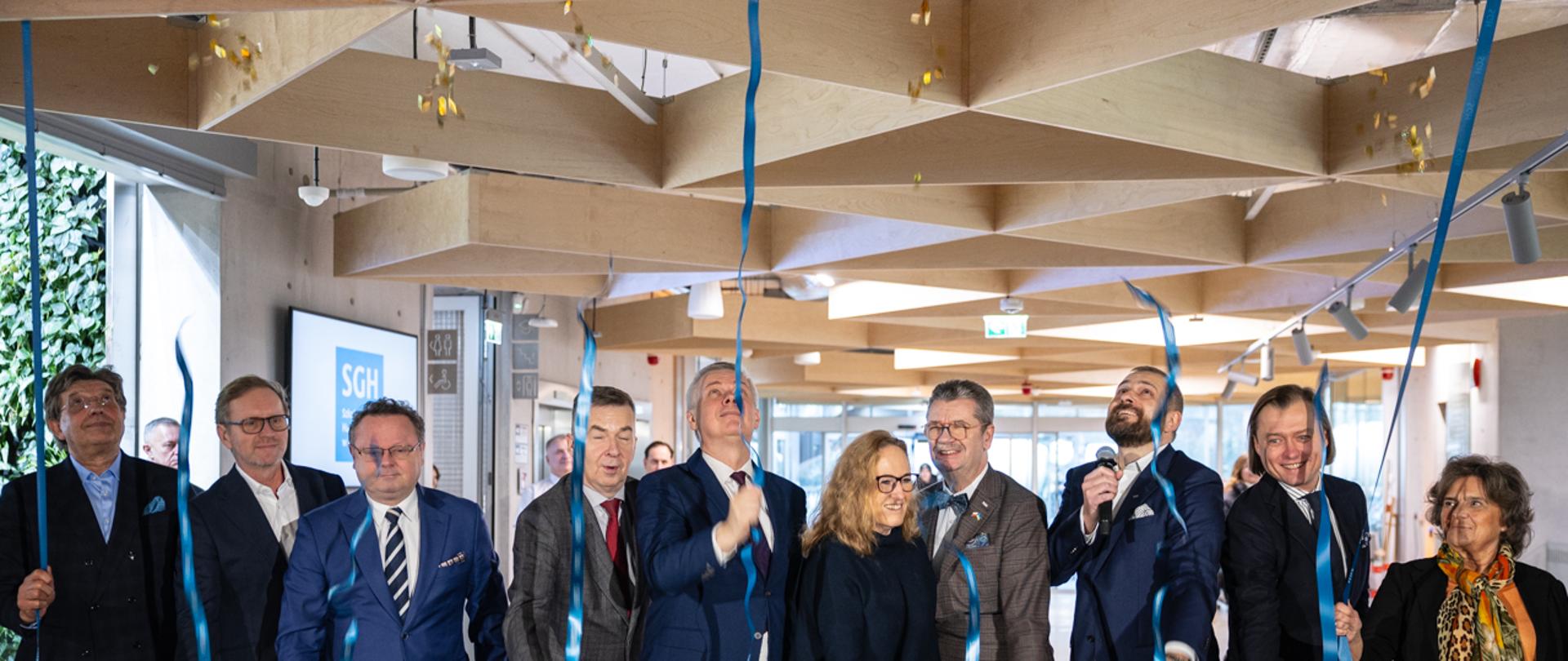 10 osób w jednym rzędzie podczas podczas uroczystego otwarcia budynku SGH. 