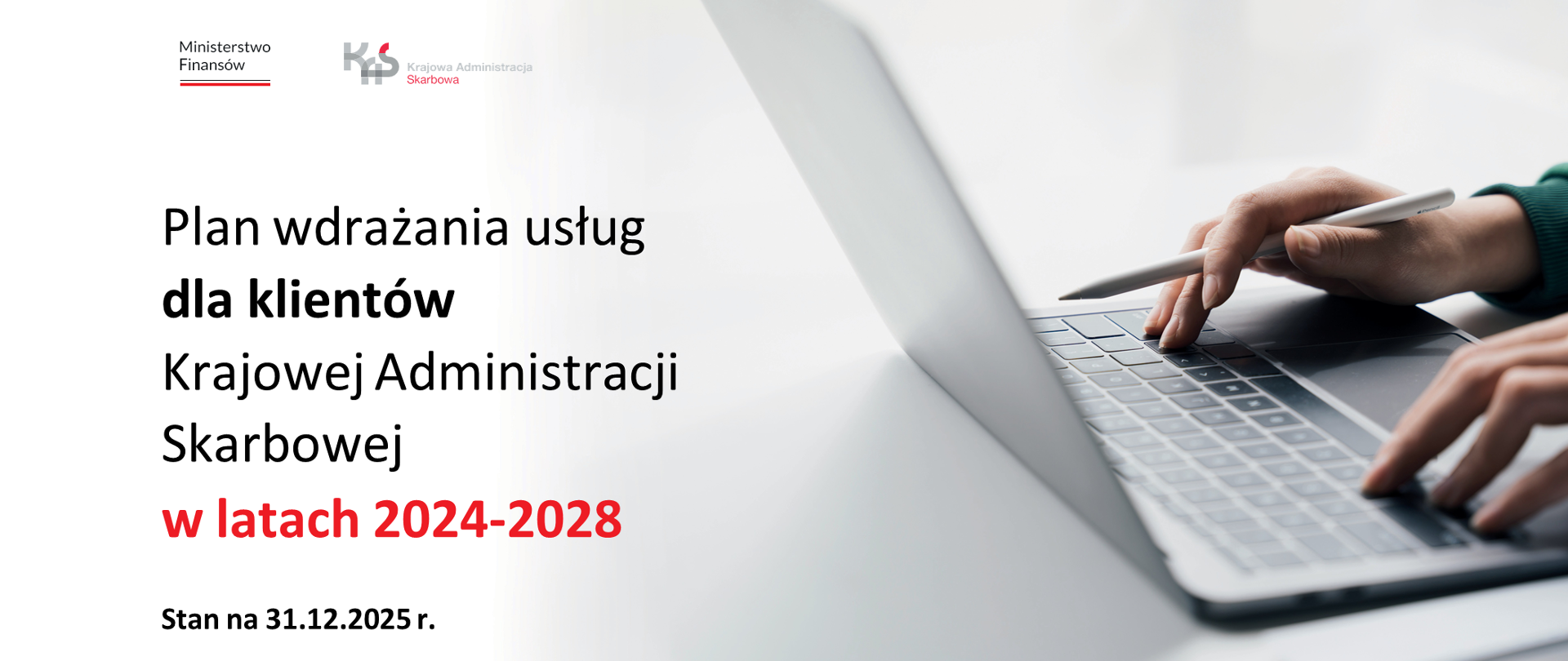 Dłonie na klawiaturze. Napis Plan wdrażania usług dla klientów Krajowej Administracji Skarbowej w latach 2024-2028. Stan na 31.12.2025 r.