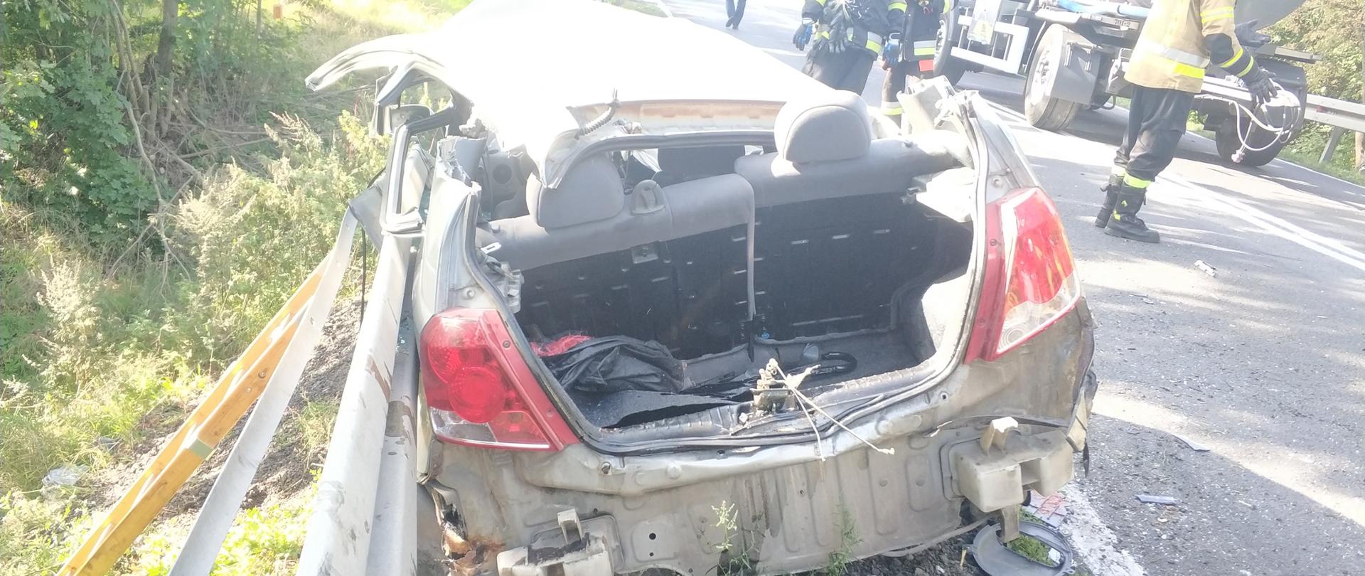 Zdjęcie przedstawia rozbity pojazd na miejscu wypadku.