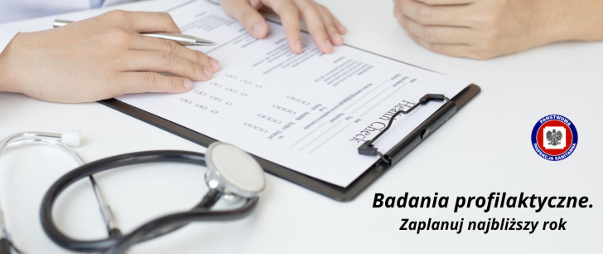 Zbliżenie na biały stół i listę badań podczas wywiadu lekarskiego, obok leży stetoskop. w prawym dolnym rogu logo Państwowej Inspekcji Sanitarnej i ciemny napis Badania profilaktyczne . zaplanuj najbliższy rok. 