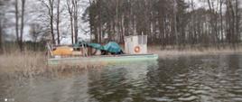 Dryfująca barka na jeziorze Raczyńskim