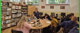 Monika Ludian bibliotekarka ZSCKR w Potoczku w czasie lekcji bibliotecznej z uczniami.