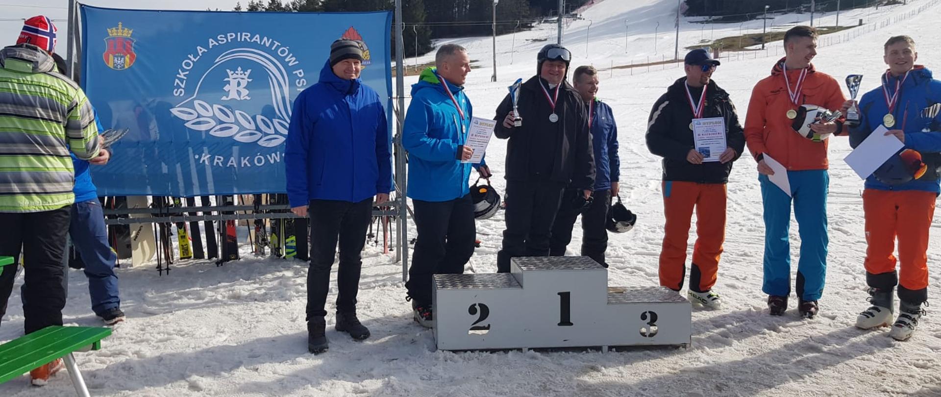 Zwycięzcy i laureaci zawodów z otrzymanymi pucharami, medalami oraz dyplomami. Przed nimi podium