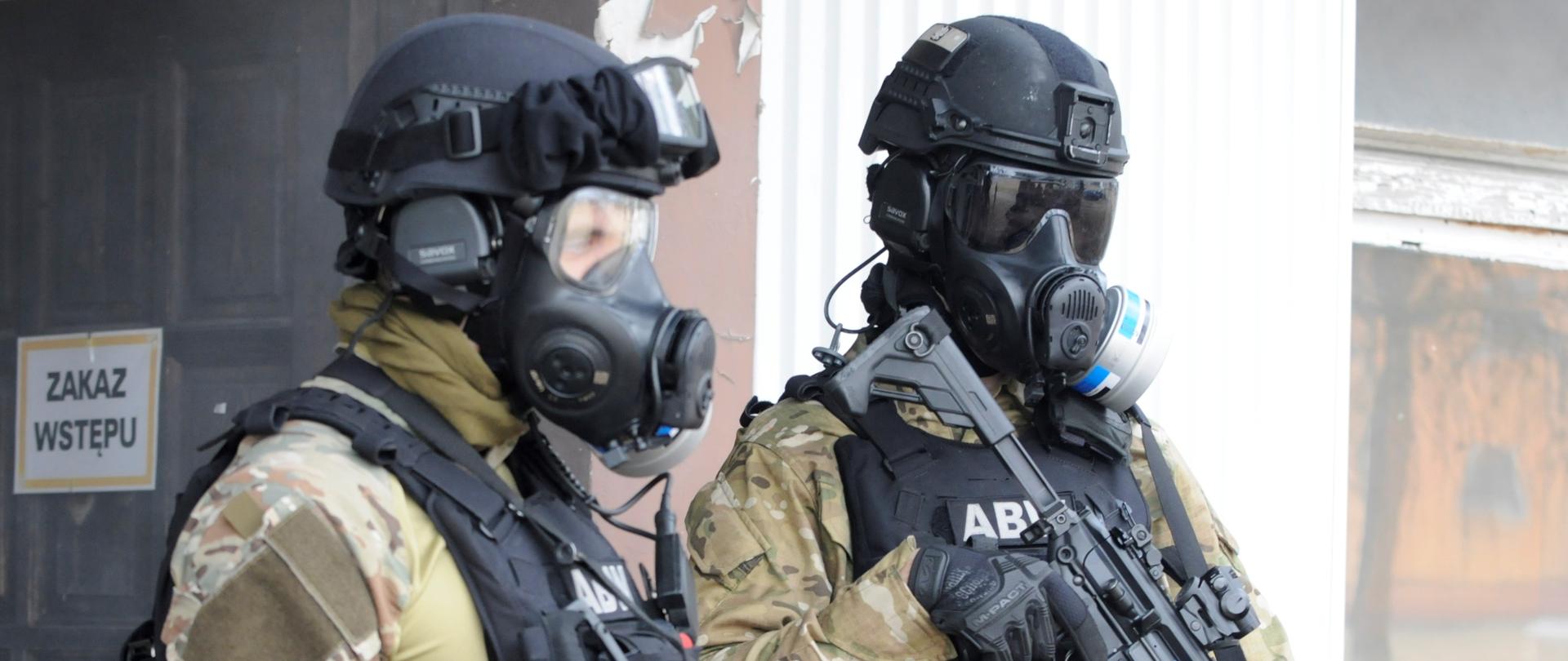 Funkcjonariusze Agencji Bezpieczeństwa Wewnętrznego podczas realizacji zadań służbowych