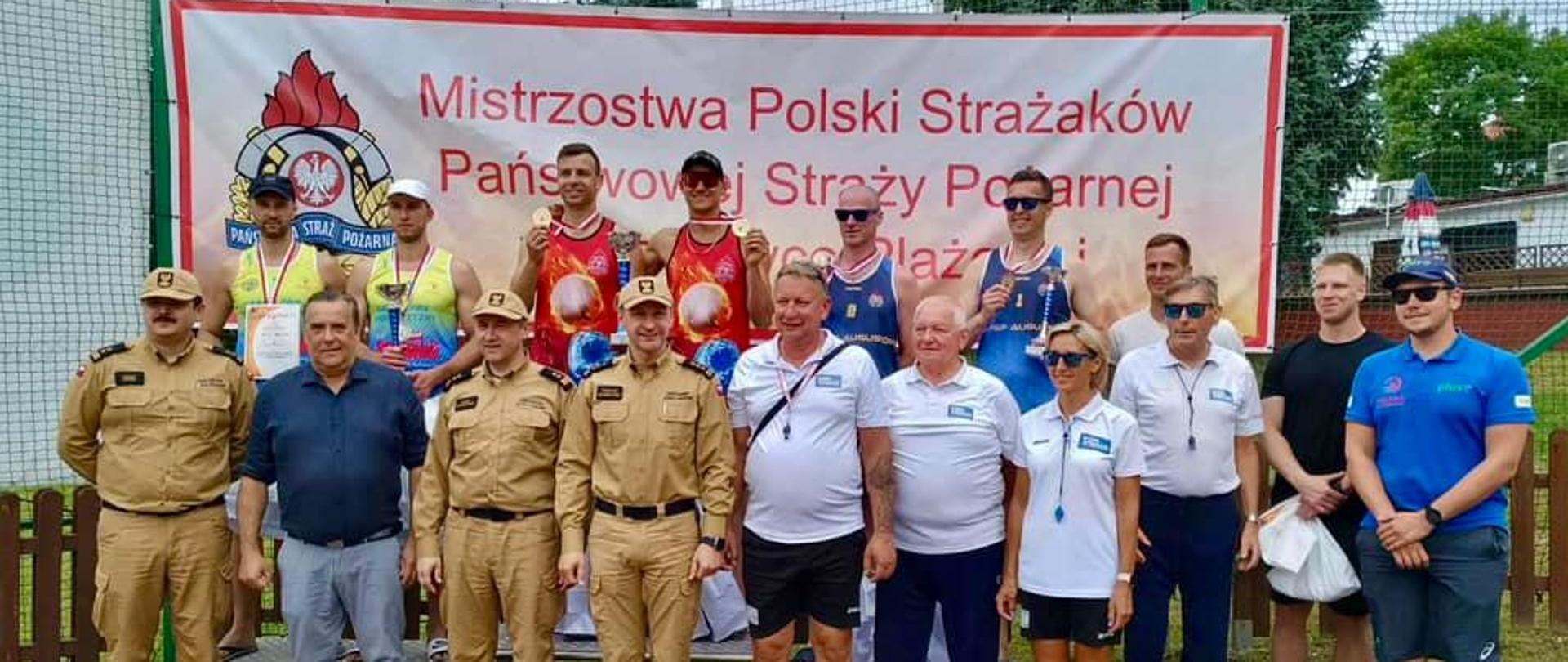 Grupowe zdjęcie zawodników i funkcjonariuszy PSP