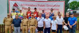 Grupowe zdjęcie zawodników i funkcjonariuszy PSP