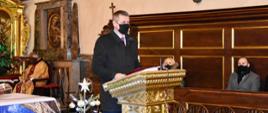 Wicewojewoda Mazowiecki Artur Standowicz odczytuje list od Premiera RP Mateusza Morawieckiego podczas mszy świętej w w kościele parafialnym pw. św. Zygmunta.