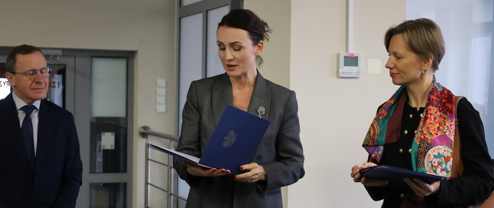 kobieta (wojewoda pomorska) składa życzenia pracownikom Centrum Powiadamiania Ratunkowego w Gdańsku