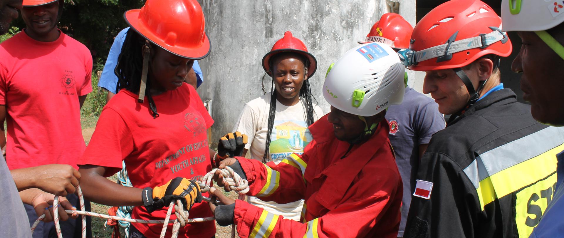 Grupa kobiet strażaczek kenijskich uczy się wiązać węzły 