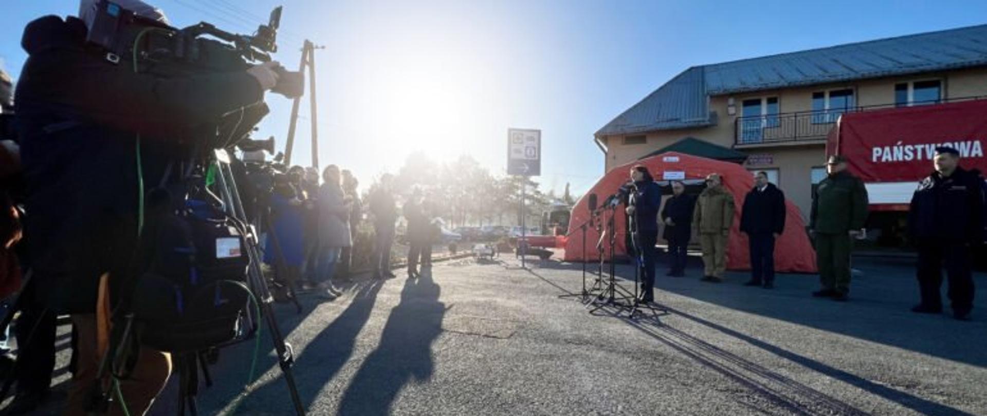 Wojewoda podkarpacki Ewa Leniart zabiera głos podczas konferencji prasowej przy punkcie recepcyjnym na granicy.