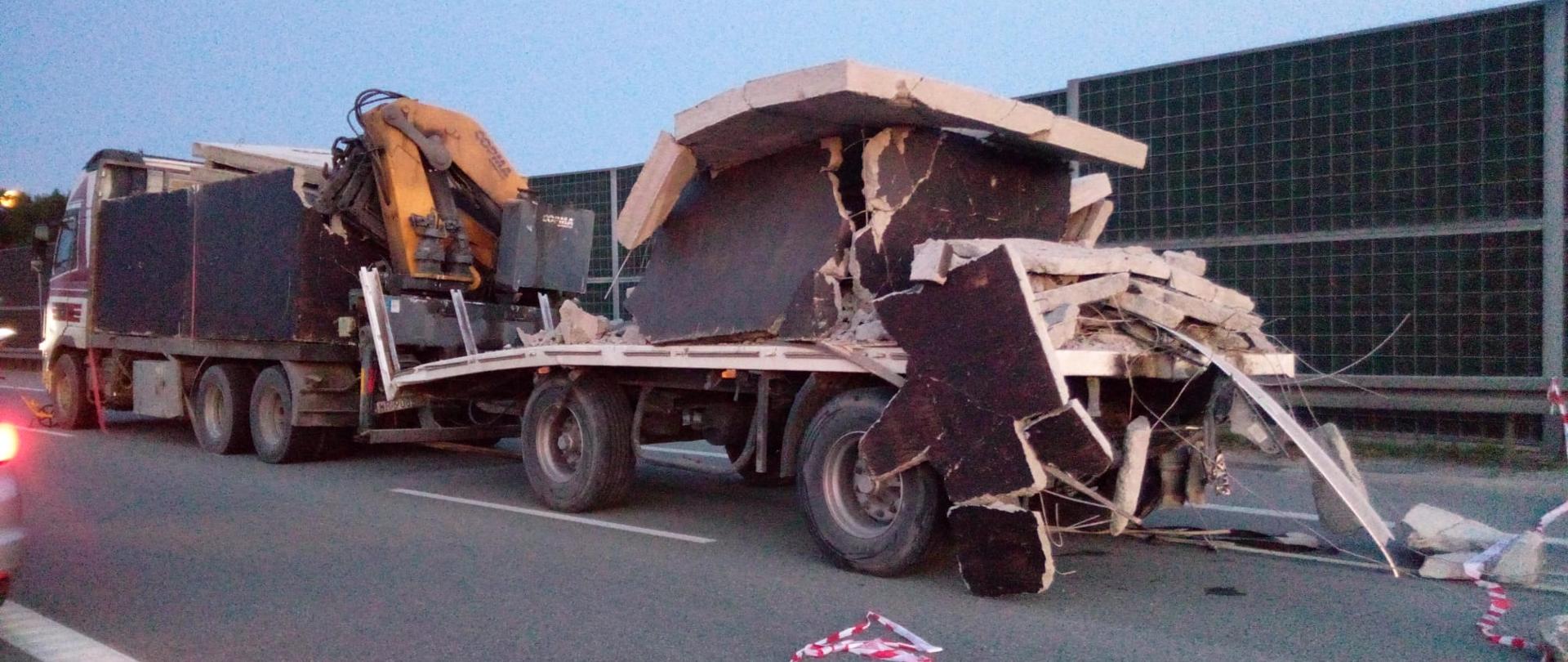 Zdjęcie przedstawia zniszczony ładunek na naczepie jednego z samochodów biorących udział w wypadku.