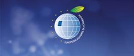 Na niebieskim tle logotyp w kształcie kuli z flagą Unii Europejskiej i zielonym liściem. Wokół kuli 8 żółtych gwiazdek i napis Europejski Kongres Samorządów.