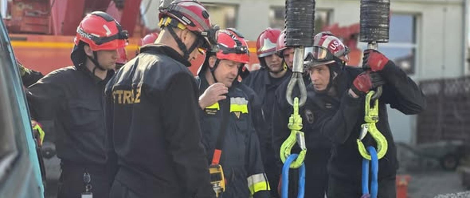 szkolenie specjalistyczne w zakresie hakowego-sygnalisty dla strażaków Państwowej Straży Pożarnej. 