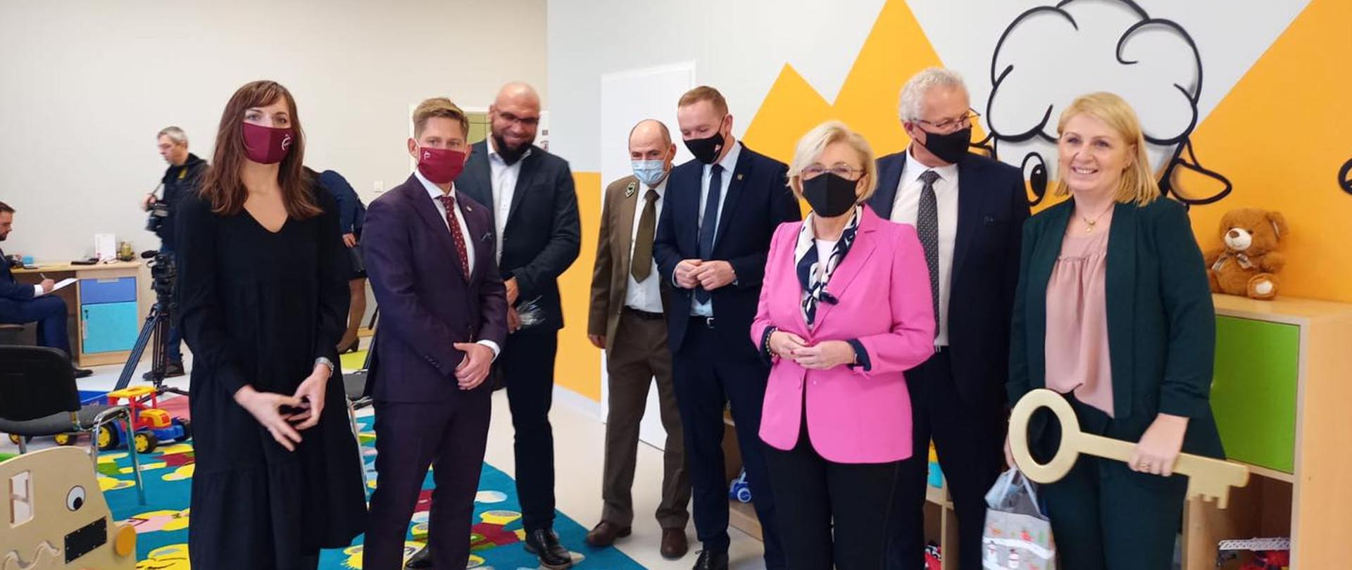 wiceminister Marzena Machałek wraz z innymi uczestnikami podczas otwarcia żłobka i przedszkola