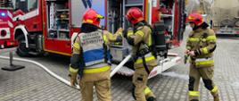 kolejni strażacy są wprowadzani do działań przez Kierującego Działaniem Ratowniczym