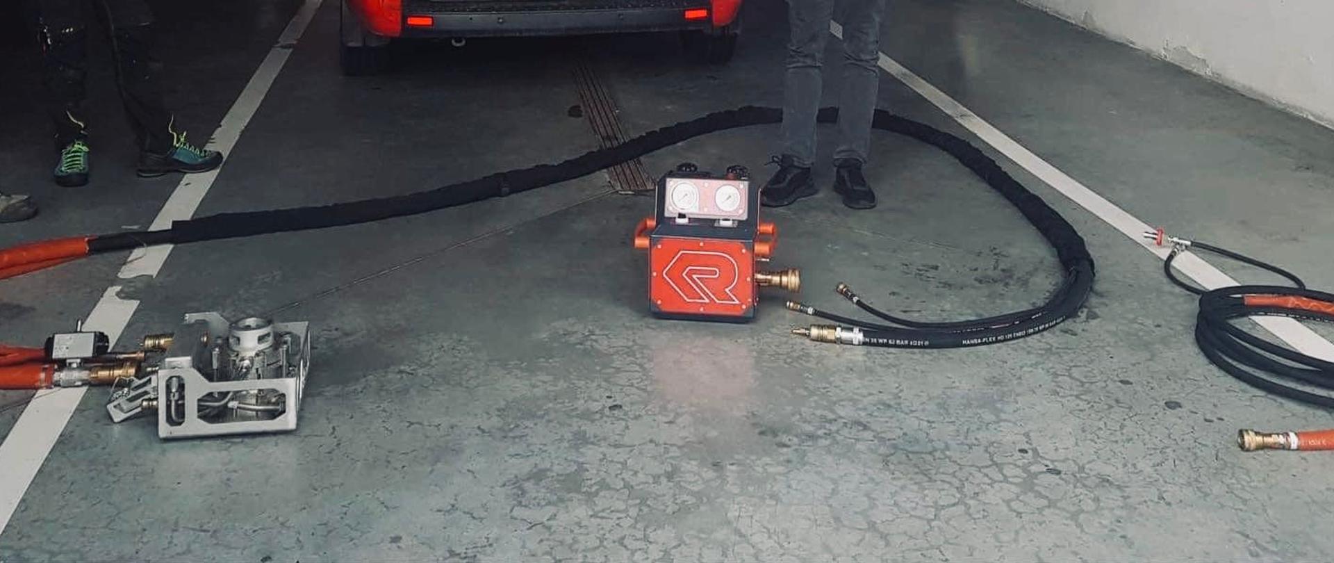 Pokaz sprzętu do gaszenia pojazdów elektrycznych. 