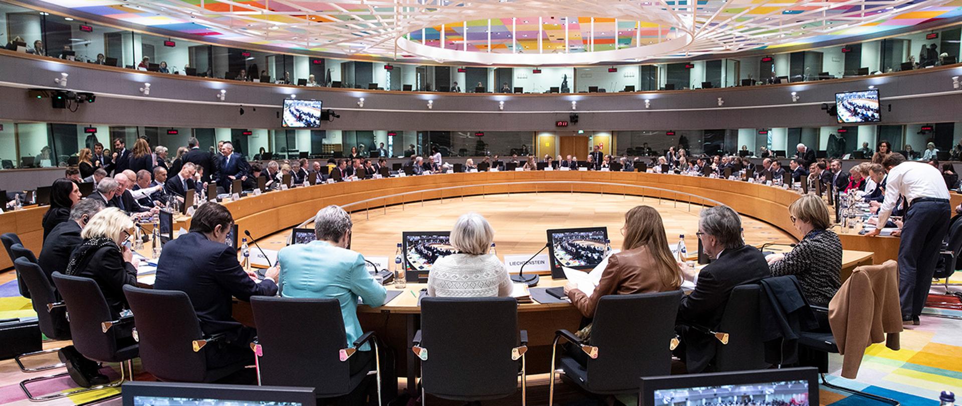 Nadzwyczajne posiedzenie Rady ds. Sprawiedliwości i Spraw Wewnętrznych w Brukseli. Na zdjęciu widać uczestników spotkania siedzących przy okrągłym stole.