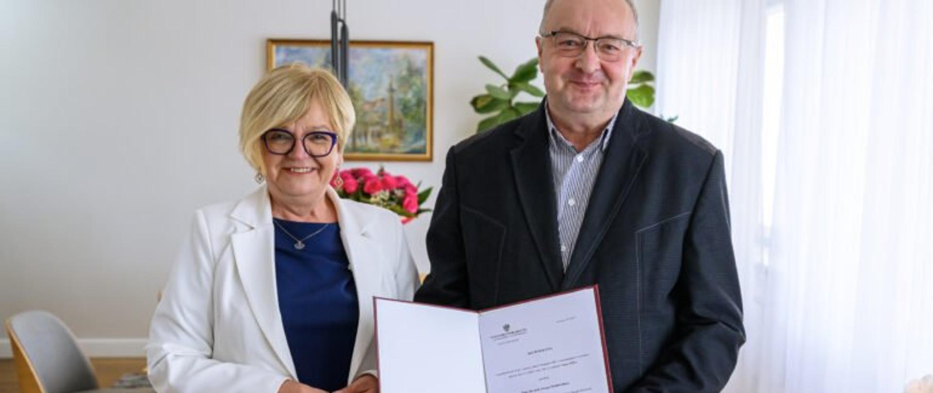 Zdjęcie przedstawia wojewodę podkarpackiego Teresę Kubas-Hul i konsultanta wojewódzkiego w dziedzinie chirurgii dziecięcej Jerzego Machowskiego. 