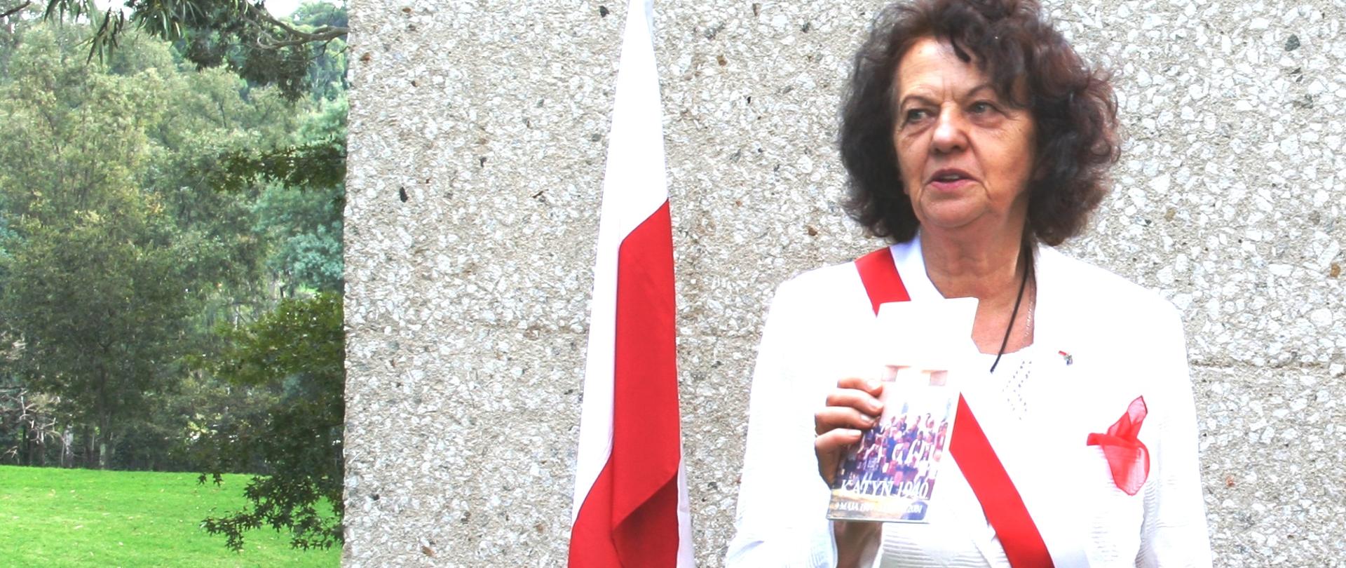 Barbara Kukulska, prezes Zjednoczenia Polskiego w RPA przed Pomnikiem Katyńskim w Johannesburgu