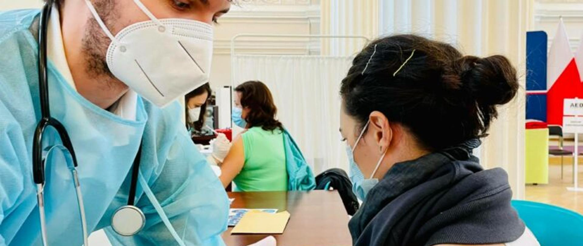 Osoba przyjmująca szczepionkę przeciw Covid-19 podczas weekendowej akcji szczepień w Podkarpackim Urzędzie Wojewódzkim w Rzeszowie 