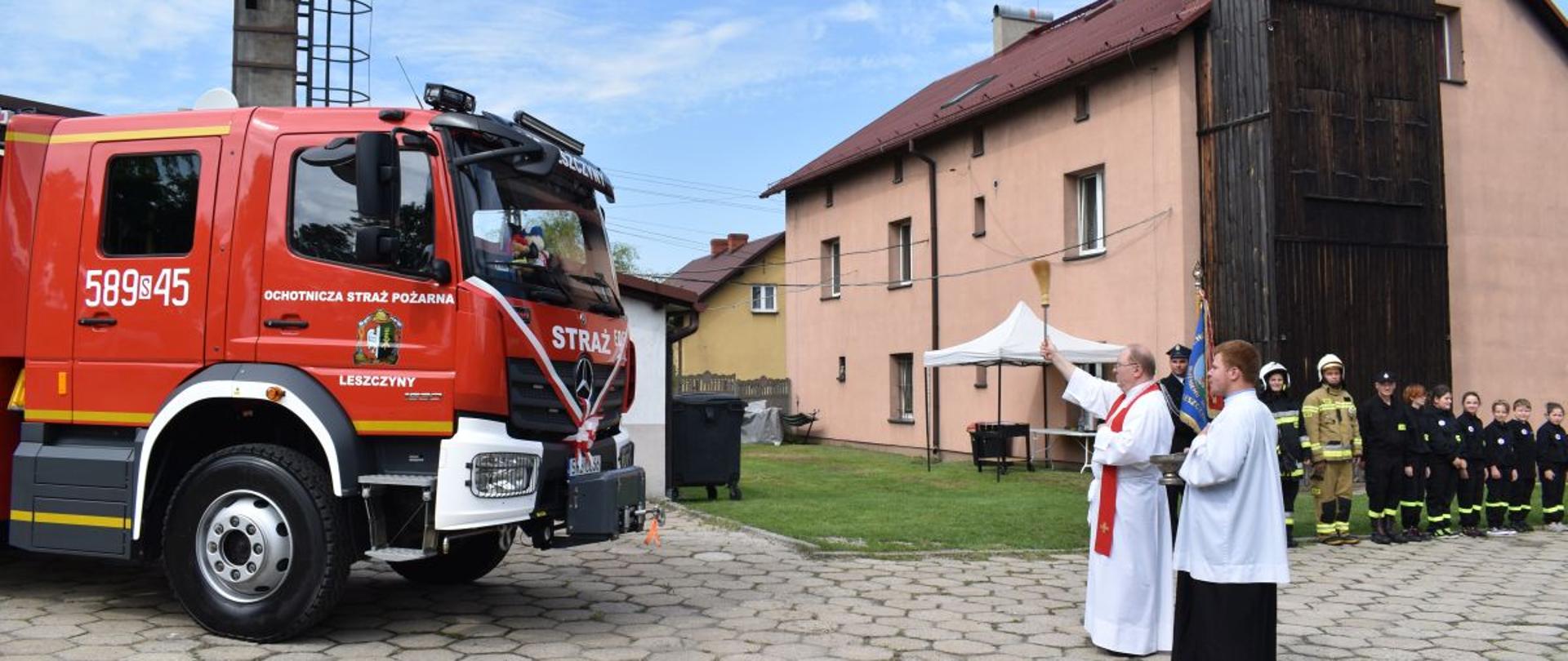 Uroczyste przekazanie nowego samochodu pożarniczego dla OSP Leszczyny
