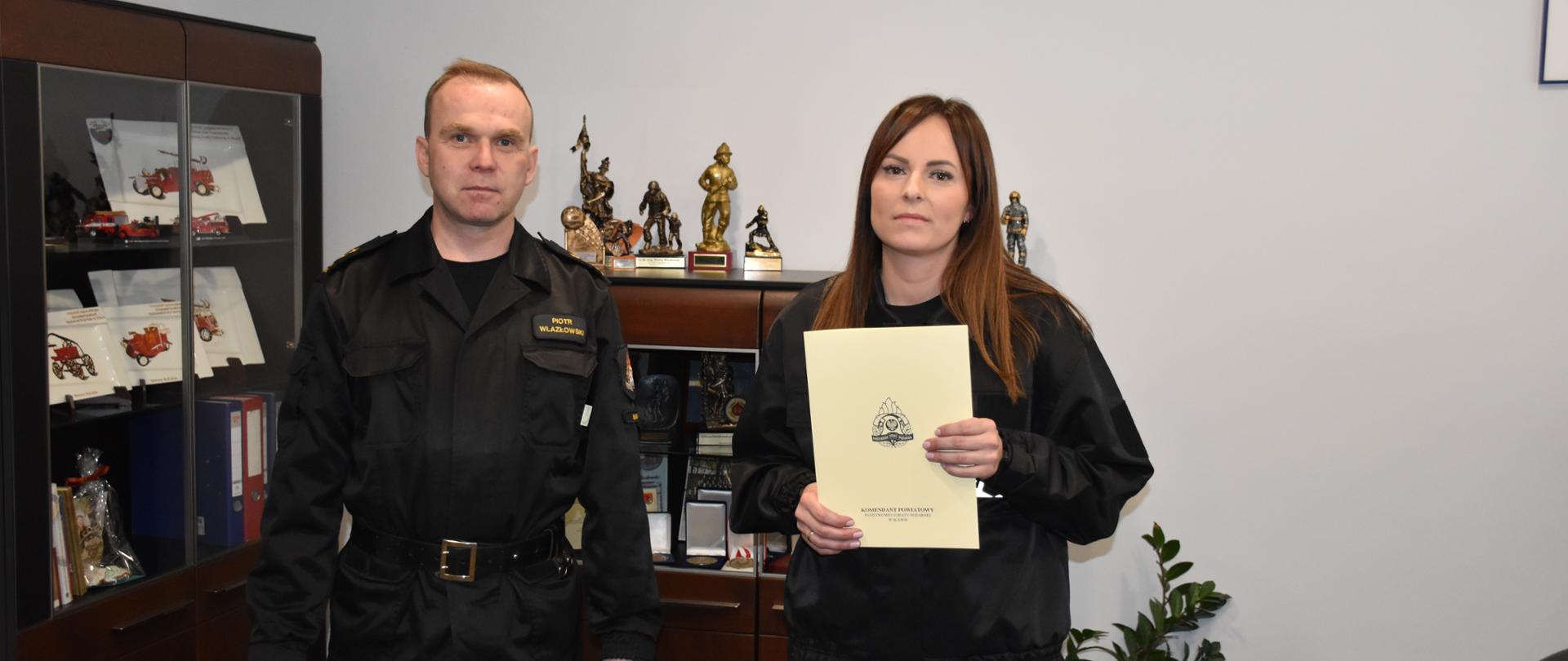 Stażystka z aktem mianowania.