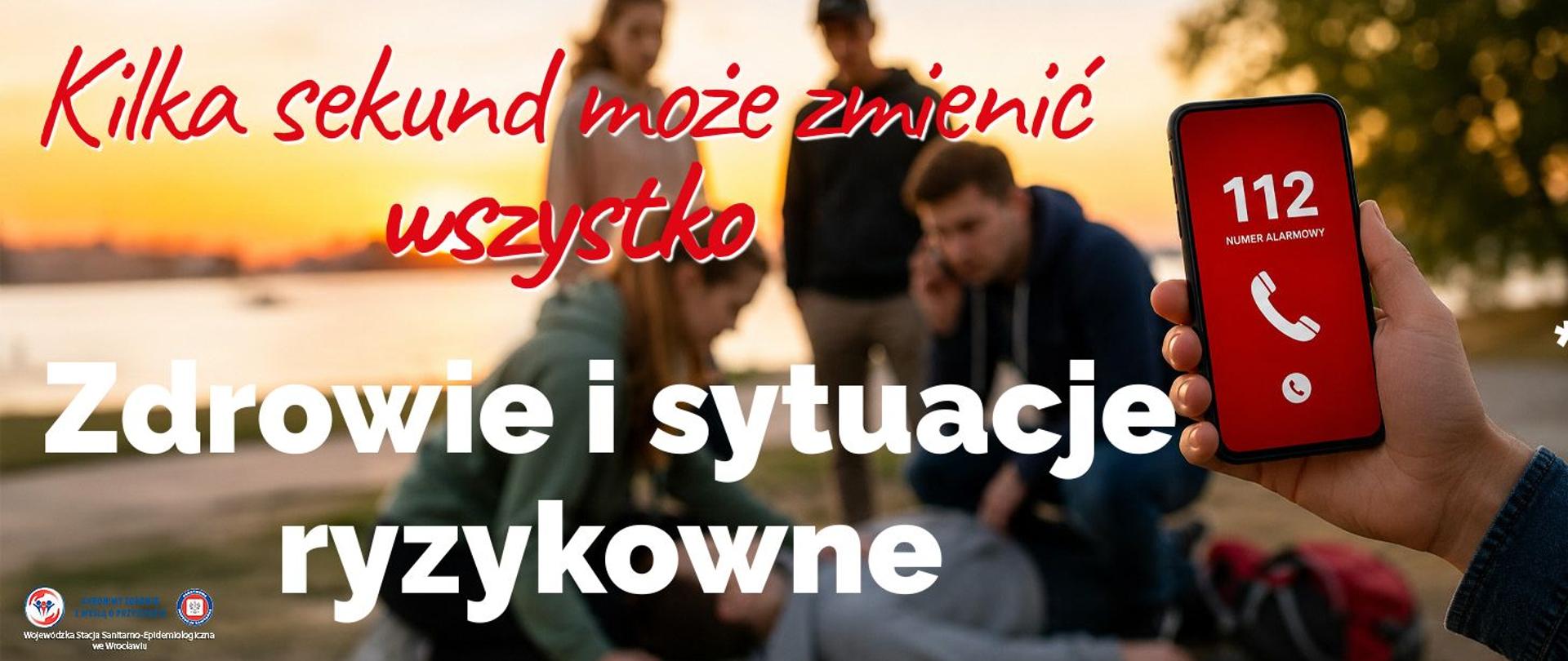 Grupa osób pochyla się nad jedną osobą potrzebującą pomocy. Obok wyciągnięta dłoń z telefonem komórkowym i numerem alarmowym