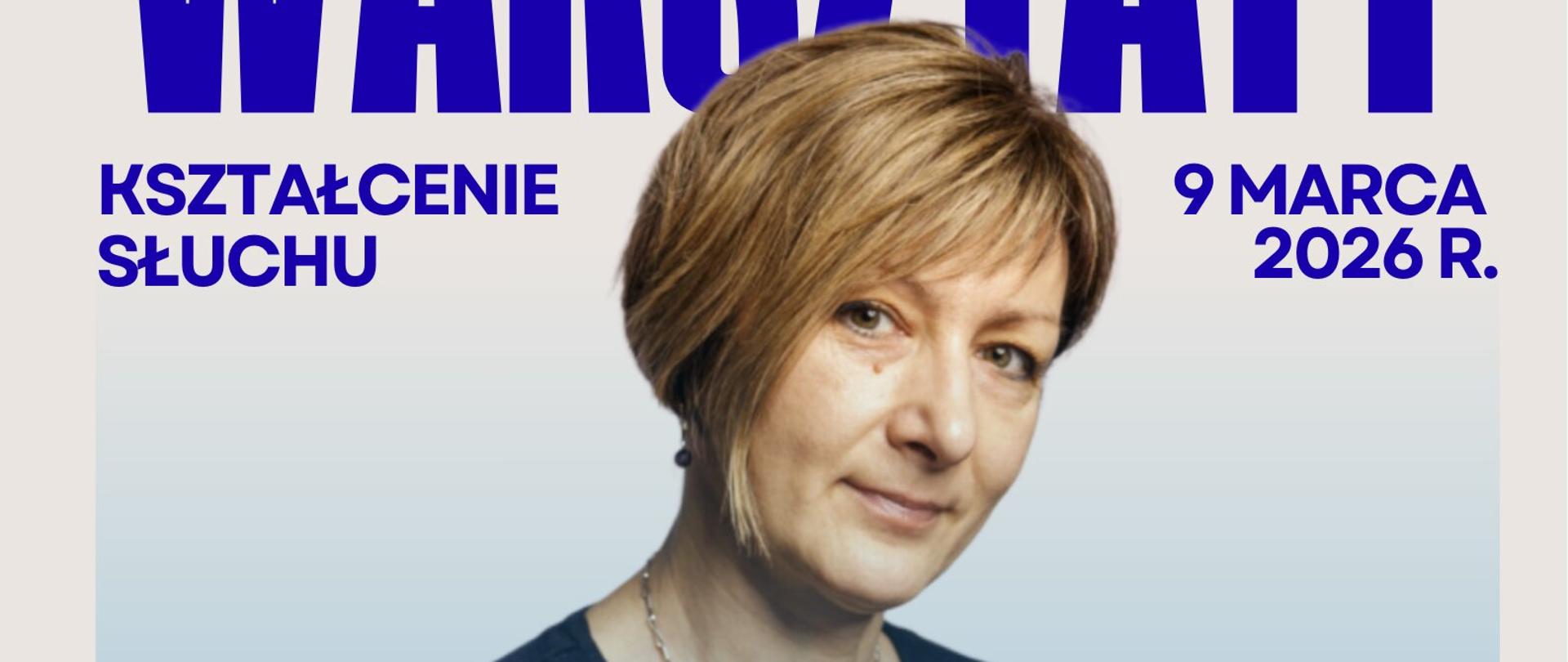 Plakat przedstawia zdjęcie Grażyny Paciorek-Draus w ciemnej bluzce. Na zdjęciu widoczna jest jakaś przewieszka na szyi P. Grażyny. Trzcionka na plakacie jest koloru niebieskiego i białego. Na dole widoczne są logotypy szkoły i samorządu uczniowskiego. 