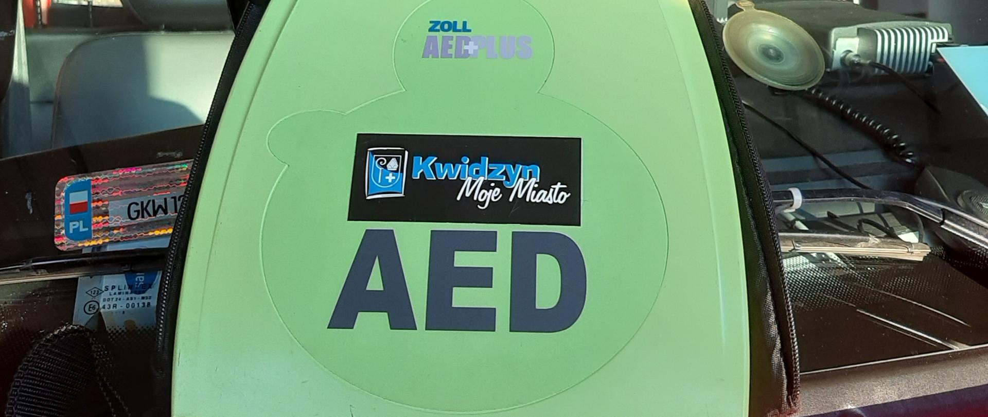 Na zdjęciu widać automatyczny defibrylator zewnętrzny AED na samochodzie Jednostki Ratowniczo-Gaśniczej w Kwidzynie