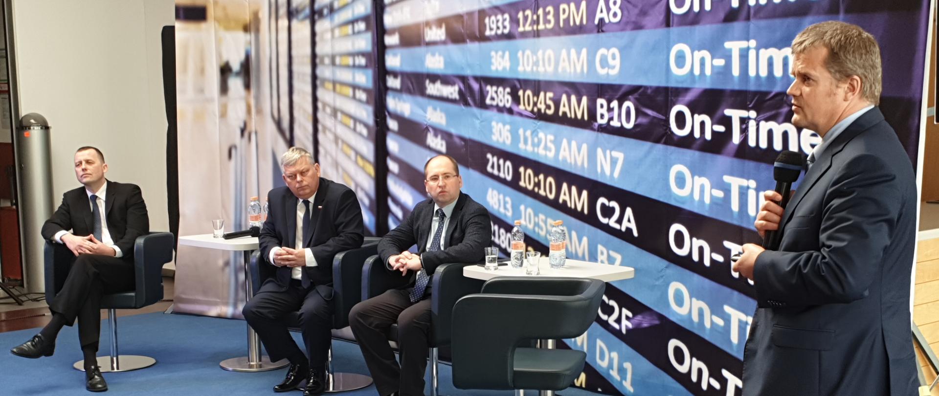 Minister M. Wild podczas konferencji w Radomiu