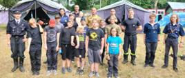 Harcerze ze strażakami i policjantką.