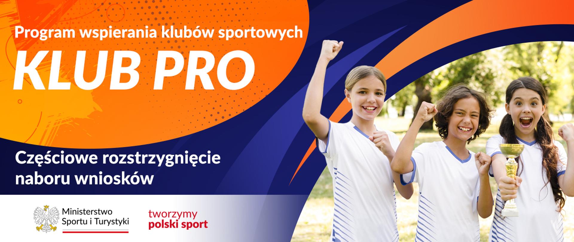 Grafika z dużym napisem, na pomarańczowym tle: "Program wspierania klubów sportowych KLUB PRO. Częściowe rozstrzygnięcie naboru wniosków". W lewym dolnym rogu logo MSiT oraz hasło tworzymy polski sport. Z prawej strony zdjęcie trojga młodych sportowców z pucharem.