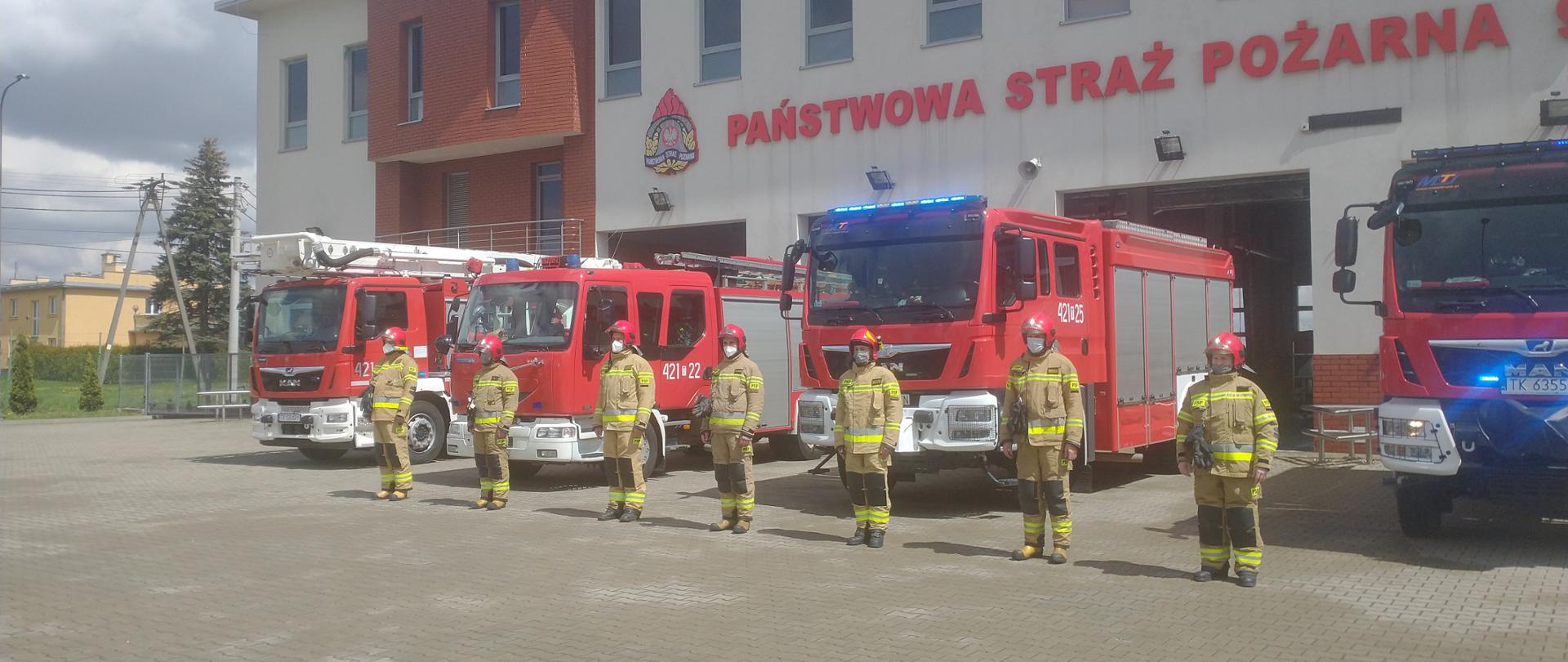 Strażacy oddają hołd poległemu na służbie funkcjonariuszowi Policji